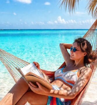 La playa tranquila ofrece relajación y color