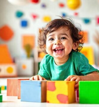 Un niño alegre construye bloques coloridos