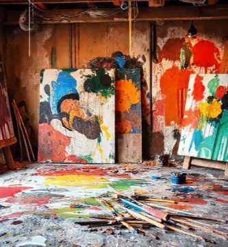 Un estudio pictórico vibrante y caótico
