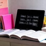 Un estudiante moderno trabaja concentrado y creativo