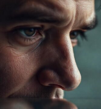 Cara humana con expresión introspectiva grabada