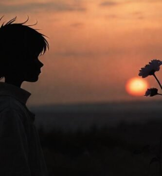 El amanecer irradia esperanza serena