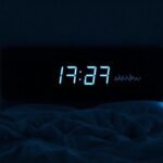 Un dormitorio oscuro analiza ciclos de sueño