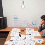 Estudiante serio trabaja con concentración
