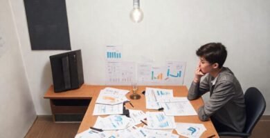 Estudiante serio trabaja con concentración