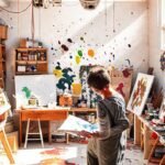 El artista crea un caos vibrante