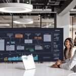 Oficina moderna: equipo enfocado y progreso