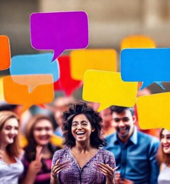 Personas diversas conversan alegremente y vibrantes