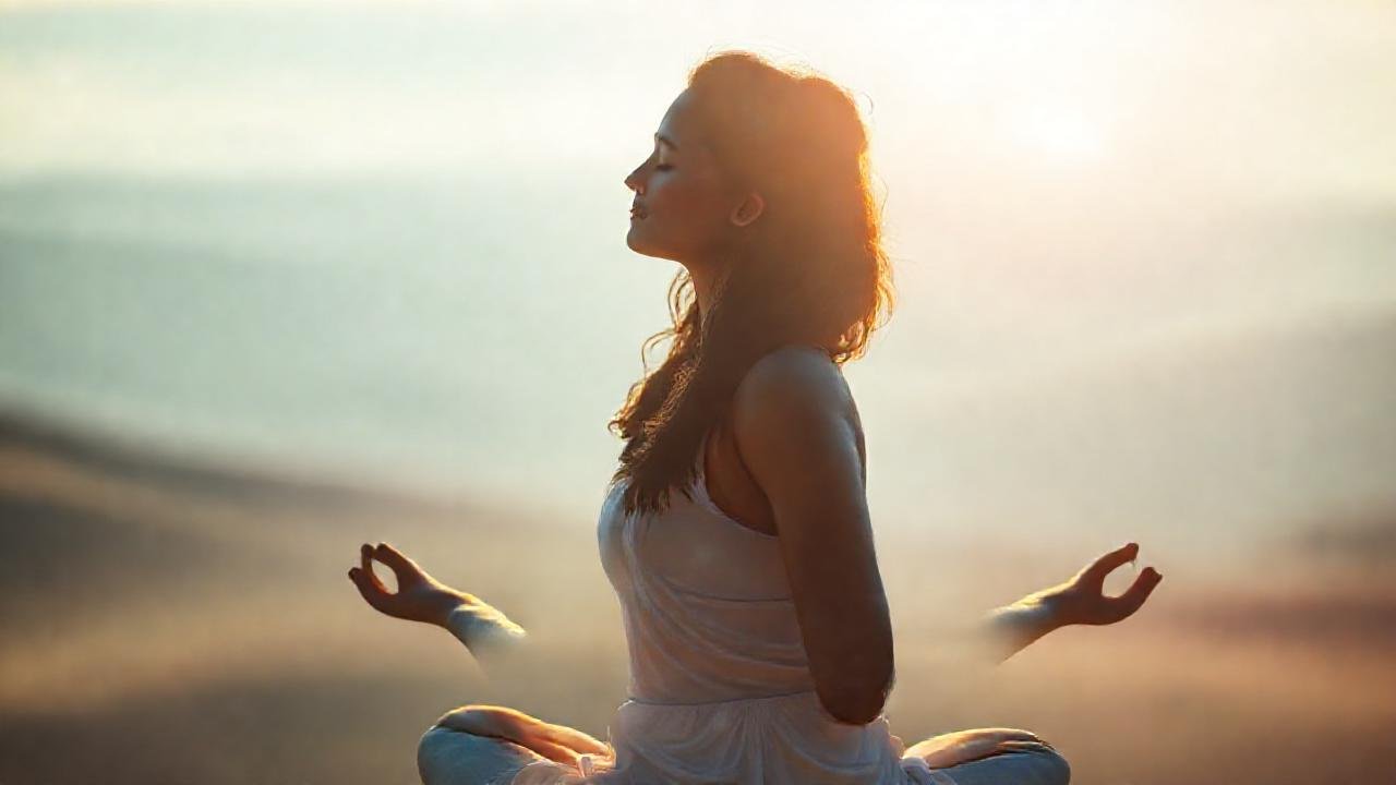 Mujer meditando, buscando paz interior