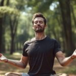 Un hombre meditativo transmite calma serena