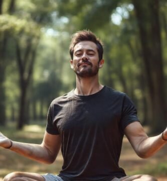 Un hombre meditativo transmite calma serena