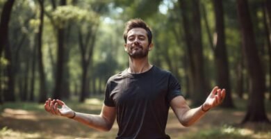 Un hombre meditativo transmite calma serena