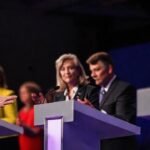 Debate intenso y expresivo en escenario formal