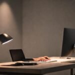 Un escritorio minimalista inspira concentración tranquila