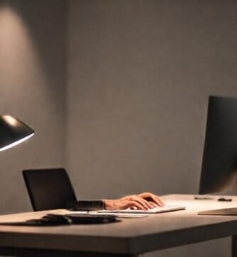 Un escritorio minimalista inspira concentración tranquila