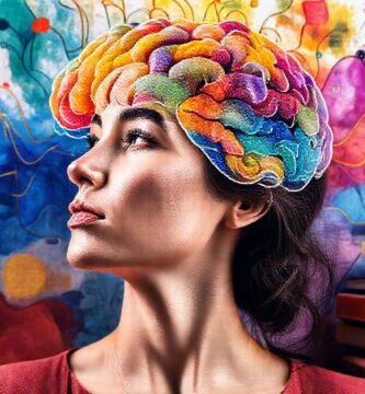 Una mujer reflexiva usa sistemas coloridos y diversos