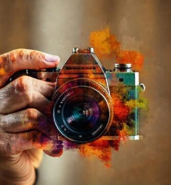 Una mano mezcla texturas vibrantes digitalmente