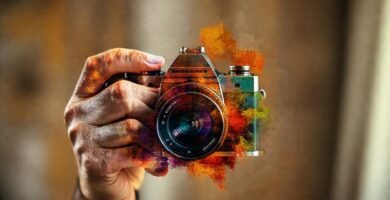 Una mano mezcla texturas vibrantes digitalmente