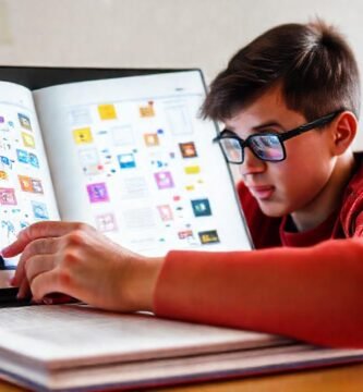 Estudiante estudia en un cuaderno digital