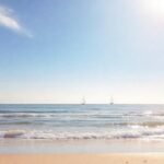 Una playa serena y luminosa invita a la calma