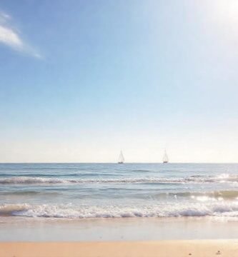 Una playa serena y luminosa invita a la calma