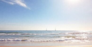 Una playa serena y luminosa invita a la calma