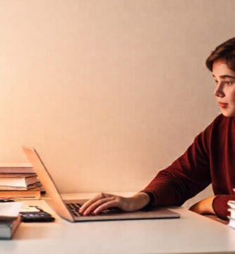 Estudiante tranquilo en un espacio ordenado
