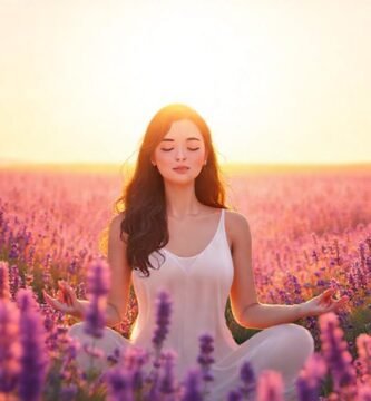 Mujer meditando irradia paz serena