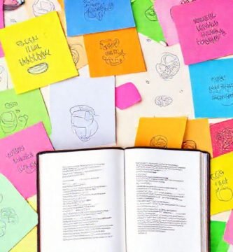 Un estudiante feliz y creativo estudia