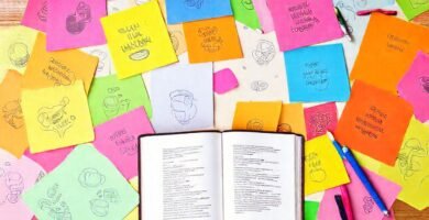 Un estudiante feliz y creativo estudia