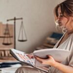 Una mujer serena crea en calma