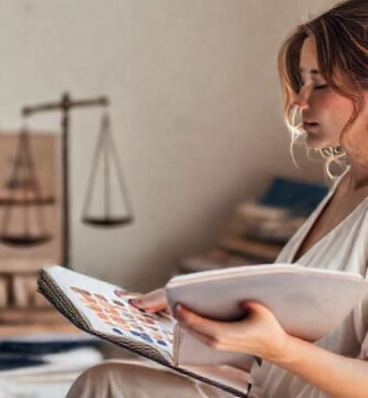 Una mujer serena crea en calma