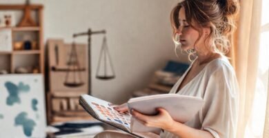 Una mujer serena crea en calma