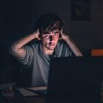 Estudiante ansioso en un espacio tranquilo