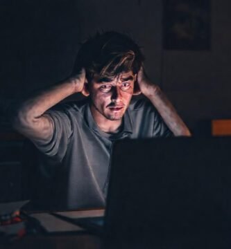 Estudiante ansioso en un espacio tranquilo