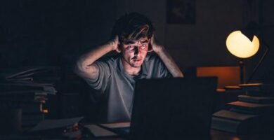 Estudiante ansioso en un espacio tranquilo